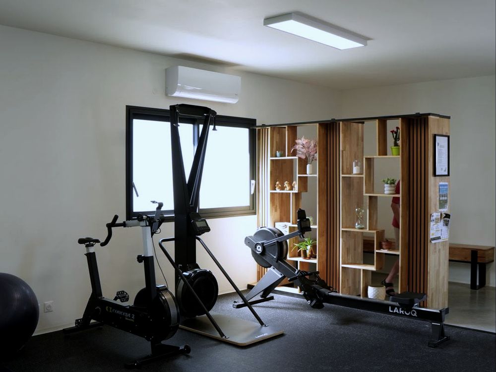 Espace cardio : vélos, tapis de course et espalier